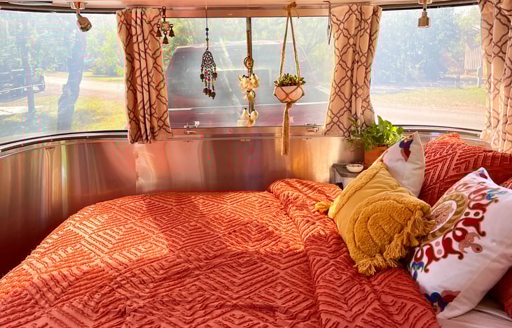 The master bed is a comfortable queen with premium linens provided. The soft, fluffy bedding and panoramic views will make this one of your favorite places to be!