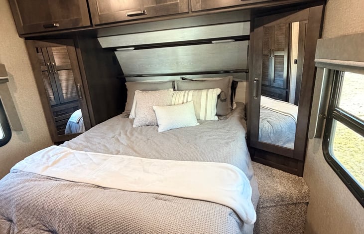 Master Bedroom - Queen Bed