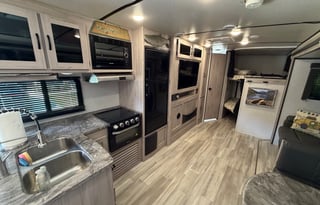 Golden Getaways Family RV – Sleeps 8 - 10