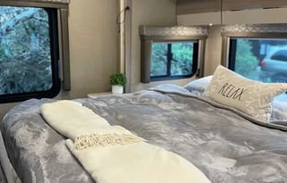 C1-*NEW*2022 LUXURY Mercedes - Sleeps 6 -Great MPG