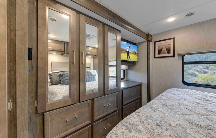 primary suite with king size bed and lots of wardrobe and drawer space!