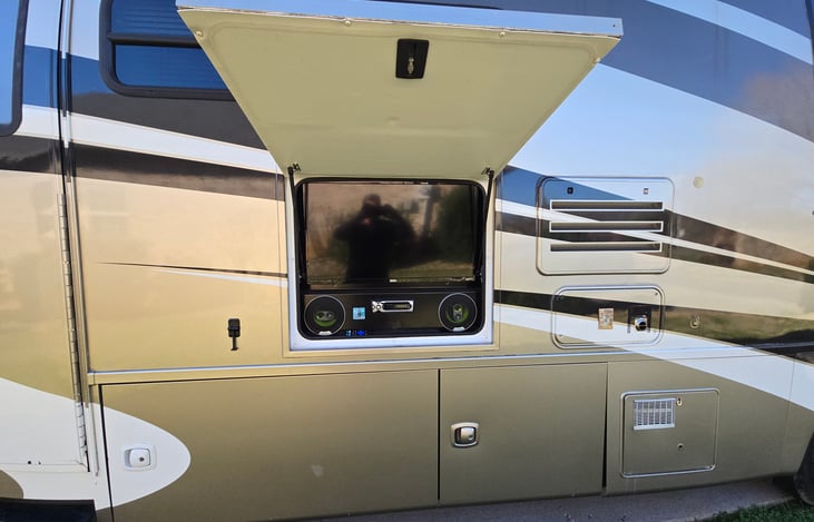 Outdoor Roku TV with CD DVD player