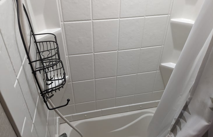 Tub/shower with hot and cold water.