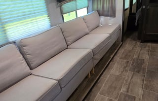 Family Friendly bunkhouse with large couch