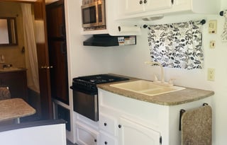 Super cute camper rental, fur babies welcome!