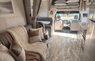 C22 Luxury Thor Motor Coach Quantum GR22