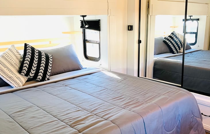 Master Bedroom. Upgraded King Size Bed.