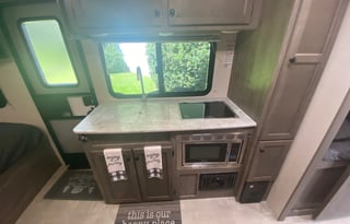 Sleeps 6 Outdoor kitchen Smart TV and SUV towable!