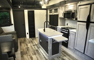Adventure RV for Rent Sleeps 7, Bunkhouse + Loft!