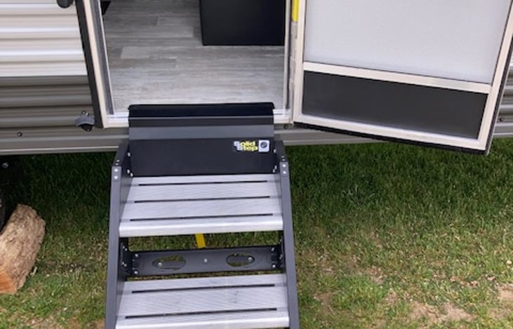 Folding adjustable step