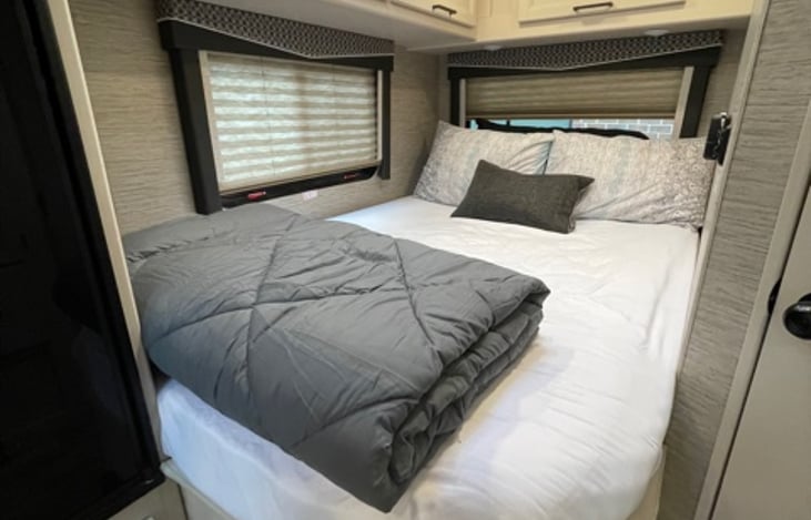 Upgraded Mattress! Wake refreshed! Plush Queen size master bed