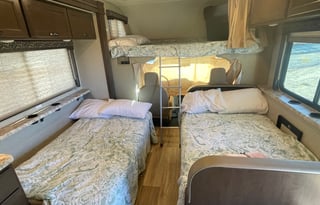 Comfy 2020 Thor 30’ Freedom Elite Bunkhouse