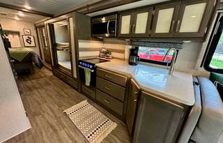 Adventure-Ready Family RV –  Sleeps 8, Free WiFi