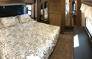 Luxury 2019 Coachmen Chaparral 42’ 392MBL