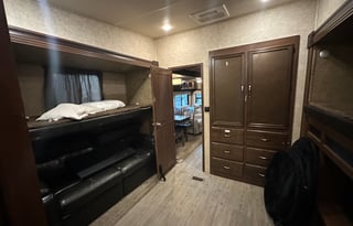 Huge 5th Wheel–2 Full Baths–Great for Kids!