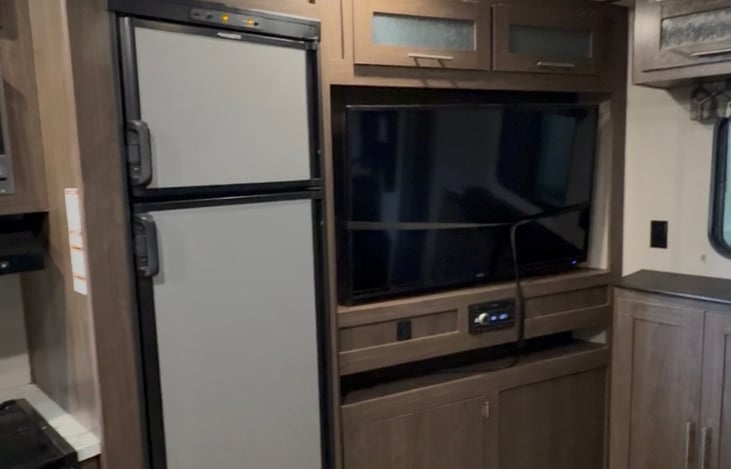 Large fridge/freezer, dvd player with tv, Bluetooth connect for outdoor speakers