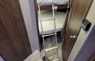 ♣Full size BUNKS♣Sleeps 6♣Private Queen master♣