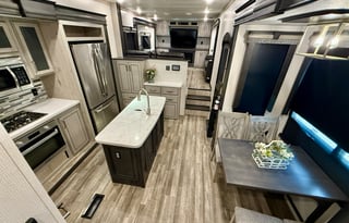 Keystone Alpine 3700FL ***1.5 bath and King Bed***