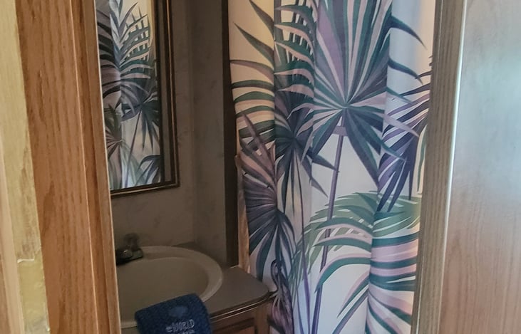 Shower with extended hose. Small tub. No hot water