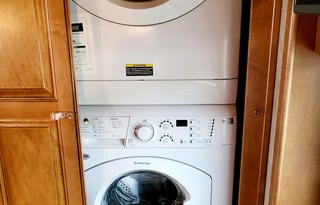 2015 Winnebago Adventurer 38Q