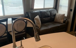 * 5th WHEEL BUNKHOUSE*