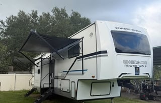 CL41 LUXURY FOREST RIVER CHEROKEE ARCTIC WOLF