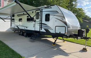 SOCIAL DETOX! Beautifully Modern, Open Concept RV with Toddler Bed!