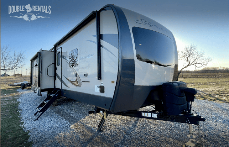 Camper Front Door-Side with Power Jack, Power Stabilizers and Auto Leveling System!