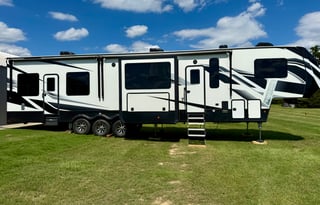 2021 Dutchmen Voltage 4135