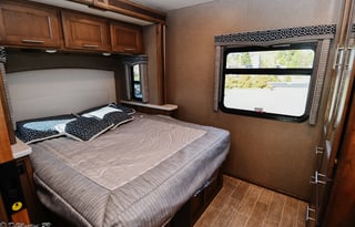 2021 Thor Omni 5 Star Luxury RV 4x4 Diesel