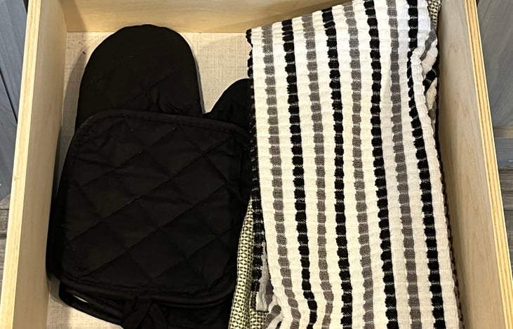 Pot holders and kitchen towels provided