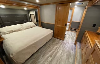 Luxury StationaryRV Retreat-Site included