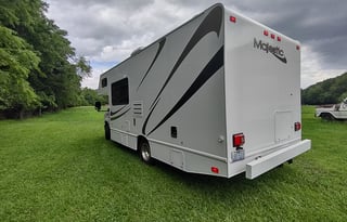 S.U.M.P.Vee v8  24' Class C small but spacious