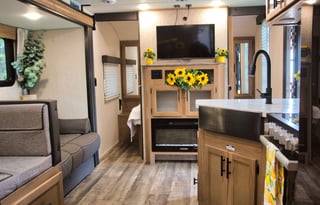 Sleeps Up to 10! Like New Inside & Out! (GWTX1816)