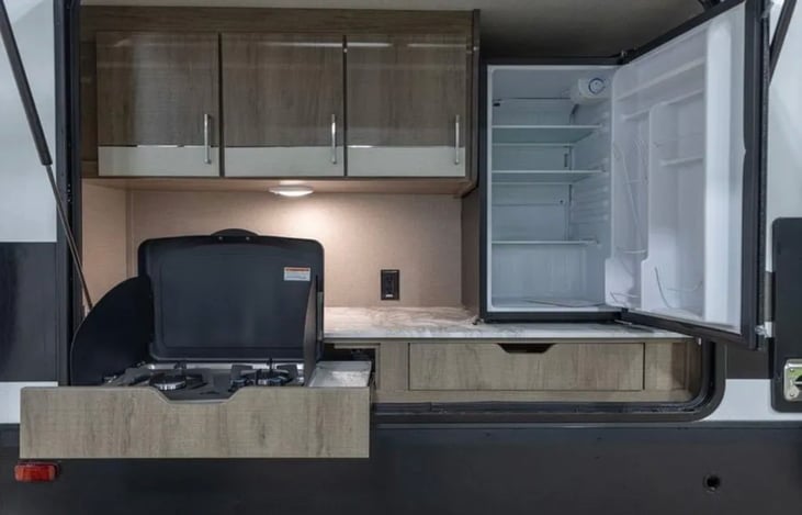 Outdoor kitchen with refrigerator and cooktop!