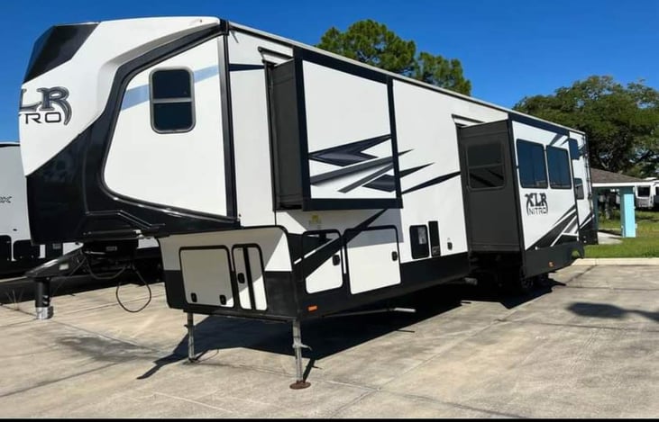 2 Slide outs Left side of RV