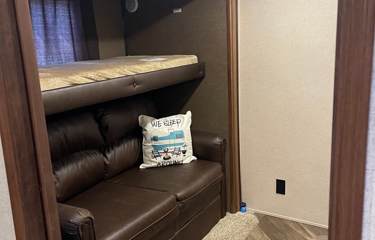 Bunk room: twin bunk, flip out Full bed