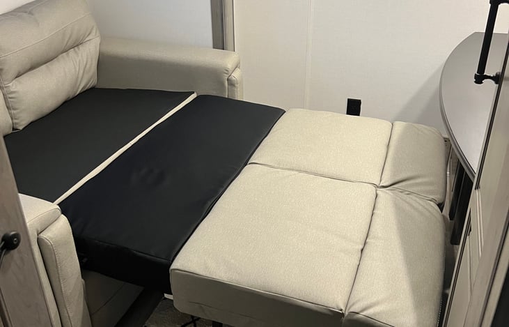 Pullout bed in 2nd bedroom/office