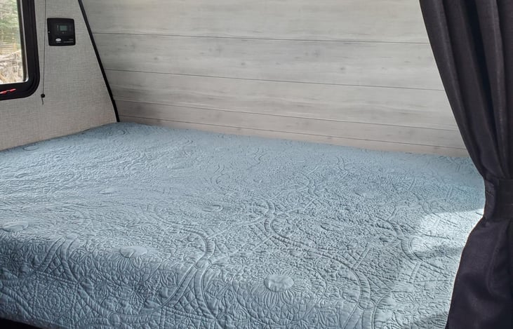 Queen Master with Overhead Storage