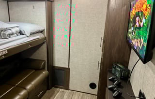Fully Equipped RV- Perfect for Families or Couples