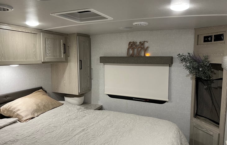 Queen size bed with all the linens provided.  Electric sockets on each side of the bed with full storage on both sides of the bed and along the top for all your clothes and supplies.