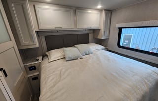 Luxury RV Adventure: Rent the Eclipse 34J Class A!