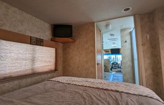 Winnebago Vista - Fully Stocked and clean!