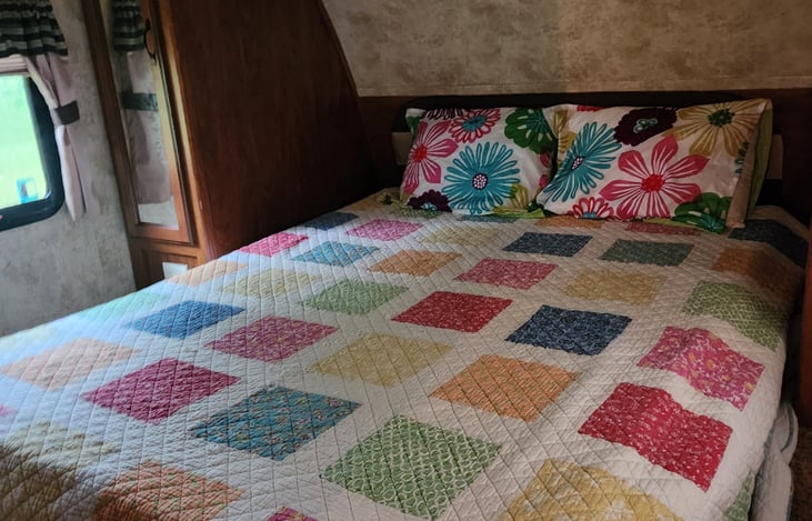 Queen size bed with temperpedic pad.