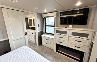 BEACON w/ King Bed, Res Kitchen 1.5 Baths & W/D