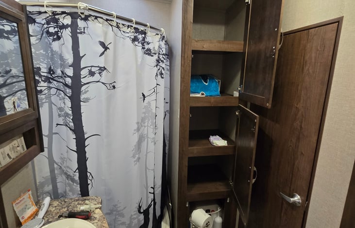 Shower has upgrades! Shower bar can be moved around to give the bathroom more space.