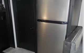 32ft SMART HOME CAMPER WiTH HOT TUB & MESAGE CHAiR