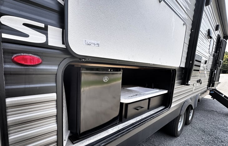 Outdoor Kitchen with sink and fridge