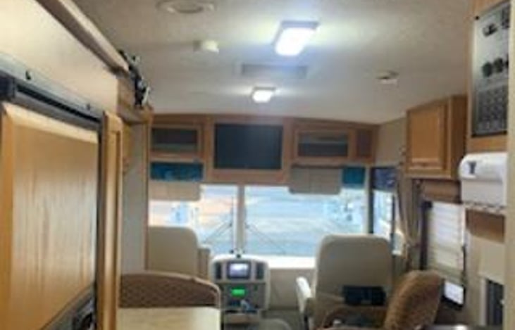 VERY CLEAN no pet no smoking and easy to drive RV Winnebago 27' long V8 Cylinder with camera view front back and both sides for safety driving and DVD Disc sound system and TV
