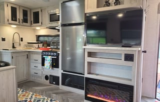 2022 EAST TO WEST Della Terra 261RB